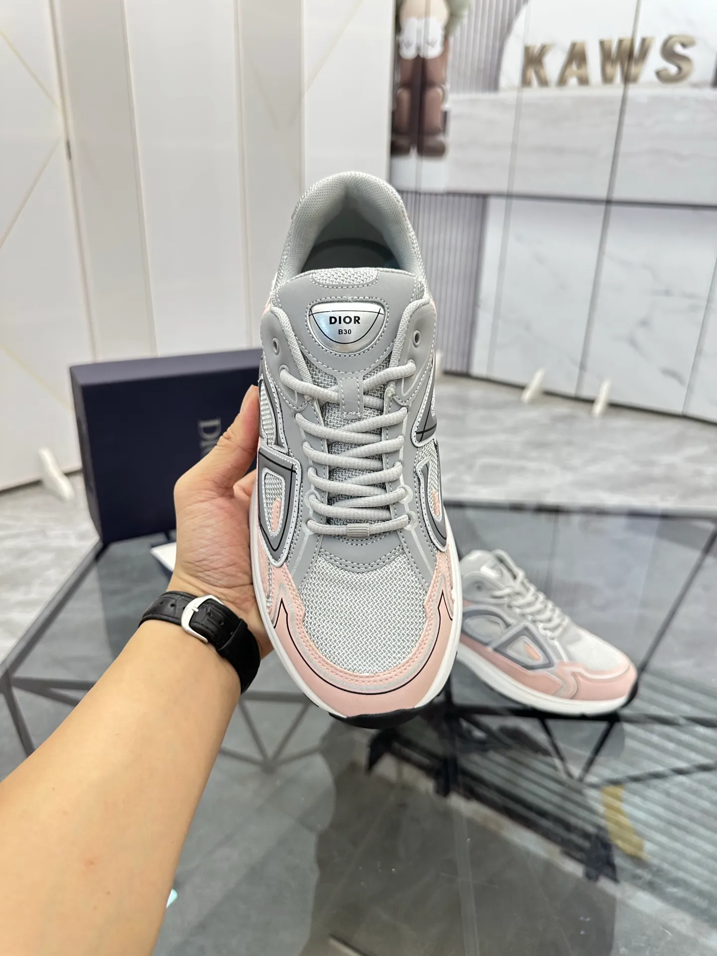 Men's shoes: 💰P400¥ Available in Guangzhou Product trademark: Dior* "Dior*" low-top casual shoes Regular size: 35-46 (can be customized to 47) Couple style Product materials: Upper imported cowhide stitched with original fabric, breathable lining, ultra-light foam original outsole. No.: 007